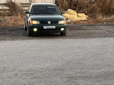 Volkswagen Passat 1998 года за 1 900 000 тг. в Караганда – фото 2