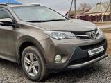 Toyota RAV4 2015 года за 11 000 000 тг. в Актобе – фото 2