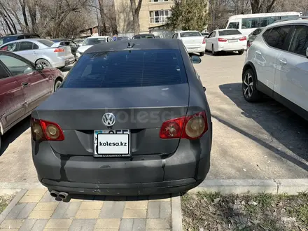 Volkswagen Jetta 2005 года за 2 000 000 тг. в Алматы – фото 2