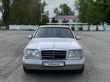 Mercedes-Benz E 220 1994 года за 2 400 000 тг. в Тараз – фото 2