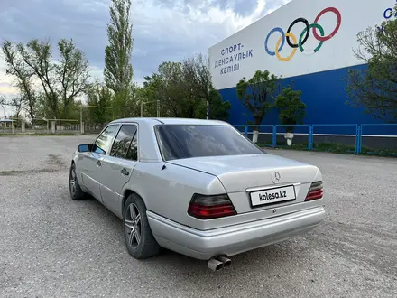 Mercedes-Benz E 220 1994 года за 2 300 000 тг. в Алматы