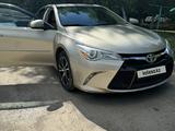 Toyota Camry 2015 года за 8 200 000 тг. в Актобе – фото 2