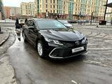 Toyota Camry 2021 года за 13 900 000 тг. в Астана – фото 2