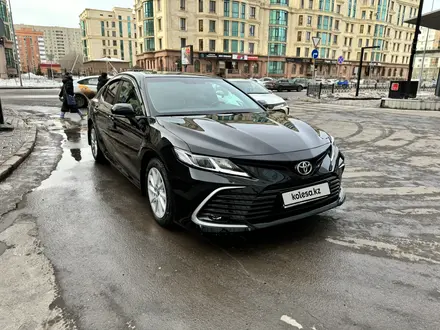 Toyota Camry 2021 года за 14 650 000 тг. в Астана – фото 2