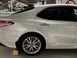 Toyota Camry 2019 года за 14 650 000 тг. в Астана – фото 4
