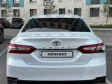 Toyota Camry 2019 года за 14 650 000 тг. в Астана – фото 3
