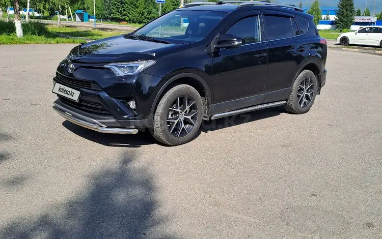 Toyota RAV4 2017 года за 12 700 000 тг. в Алтай