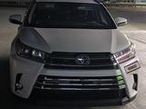 Toyota Highlander 2017 года за 10 000 000 тг. в Атырау