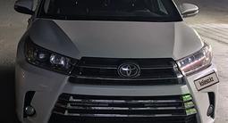 Toyota Highlander 2017 года за 10 000 000 тг. в Атырау