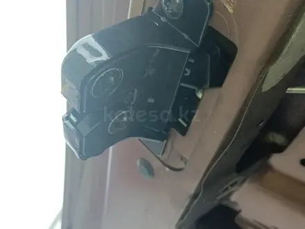 Замок, защелка крышки багажника Renault Dacia Duster Logan 2. 2010-2017 . за 17 000 тг. в Алматы – фото 3