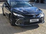 Toyota Camry 2023 года за 17 300 000 тг. в Атырау