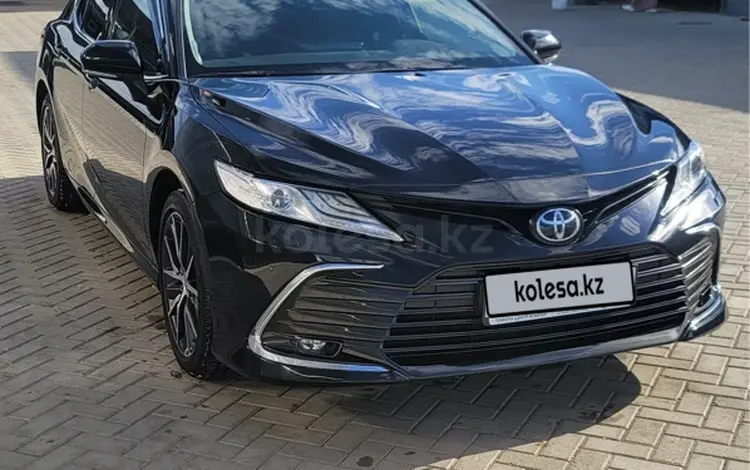 Toyota Camry 2023 года за 17 300 000 тг. в Атырау