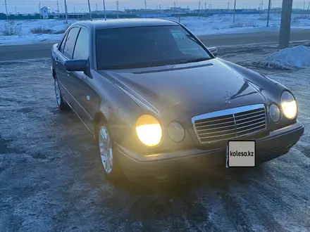 Mercedes-Benz E 230 1997 года за 2 800 000 тг. в Атырау – фото 2