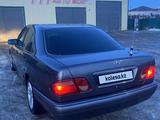 Mercedes-Benz E 230 1997 года за 2 800 000 тг. в Атырау – фото 4