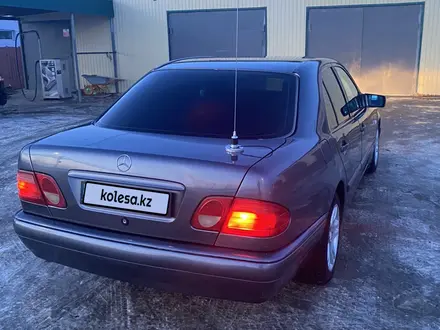 Mercedes-Benz E 230 1997 года за 2 800 000 тг. в Атырау – фото 3