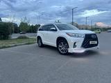Toyota Highlander 2015 года за 17 500 000 тг. в Астана