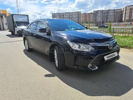 Toyota Camry 2015 года за 11 200 000 тг. в Актобе – фото 2