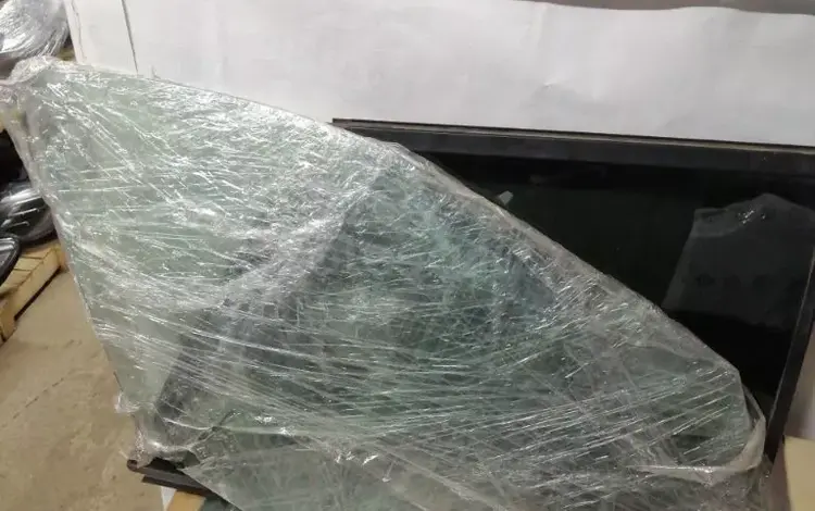 Стекло передней правой двери на BMW 7 серии за 35 000 тг. в Алматы