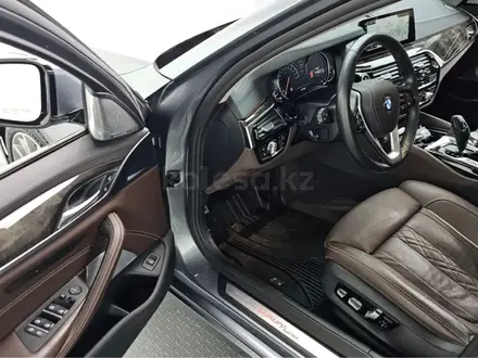 BMW 540 2018 года за 17 700 000 тг. в Алматы – фото 14