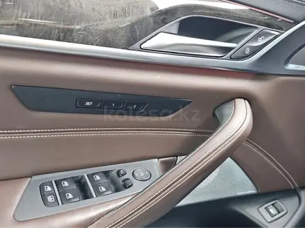 BMW 540 2018 года за 17 700 000 тг. в Алматы – фото 19