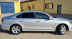 Volkswagen Passat 2013 года за 4 800 000 тг. в Атырау – фото 4