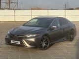Toyota Camry 2022 года за 13 400 000 тг. в Атырау