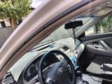 Toyota Camry 2010 года за 6 000 000 тг. в Актобе – фото 2