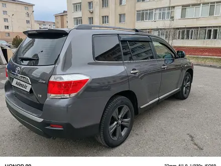 Toyota Highlander 2011 года за 12 360 635 тг. в Алматы – фото 2