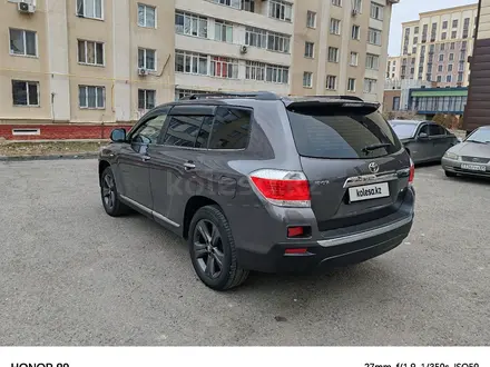 Toyota Highlander 2011 года за 12 360 635 тг. в Алматы – фото 4