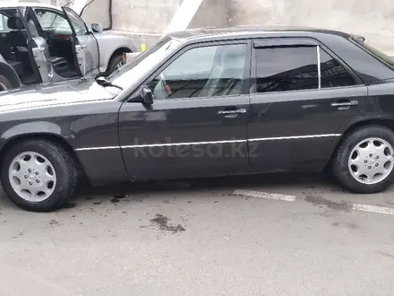 Mercedes-Benz E 230 1992 года за 2 100 000 тг. в Алматы – фото 4