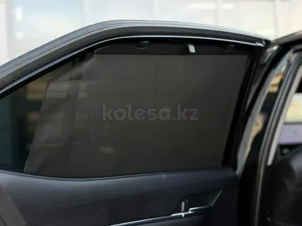Toyota Camry Luxe 2023 года за 17 700 000 тг. в Шымкент – фото 22