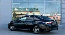 Toyota Camry Luxe 2023 года за 17 700 000 тг. в Шымкент – фото 2