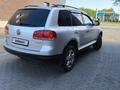 Volkswagen Touareg 2005 года за 4 500 000 тг. в Караганда – фото 2