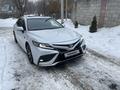 Toyota Camry 2022 года за 17 200 000 тг. в Алматы – фото 2