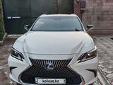 Lexus ES 300h 2019 годаfor18 500 000 тг. в Алматы