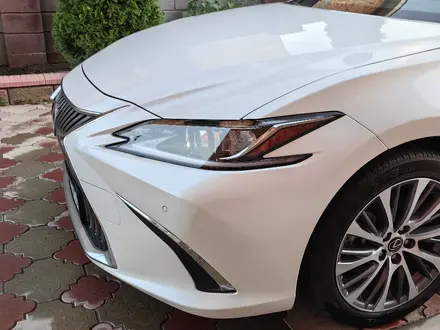 Lexus ES 300h 2019 года за 18 500 000 тг. в Алматы – фото 3