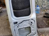Задняя маленькая правая дверь багажника оригинал за 58 000 тг. в Алматы – фото 2