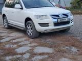 Volkswagen Touareg 2007 года за 9 200 000 тг. в Костанай – фото 2