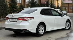 Toyota Camry 2018 года за 10 500 000 тг. в Астана – фото 2