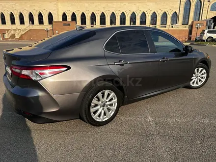 Toyota Camry 2020 года за 13 300 000 тг. в Атырау