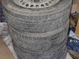 Шины с дисками зимние липучки стояли на Тойота Рав 4 за 100 000 тг. в Актобе – фото 5