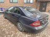 Mercedes-Benz C 200 2001 года за 3 042 000 тг. в Уральск – фото 2