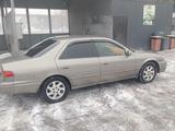 Toyota Camry 2000 годаfor3 700 000 тг. в Алматы – фото 4