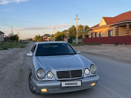 Mercedes-Benz E 280 1997 года за 2 500 000 тг. в Кызылорда – фото 2