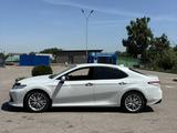 Toyota Camry 2018 года за 11 500 000 тг. в Алматы – фото 2