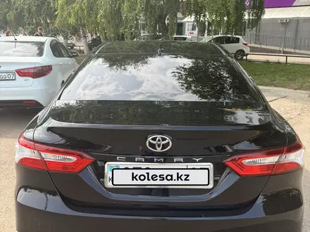 Toyota Camry 2018 года за 10 700 000 тг. в Уральск – фото 4