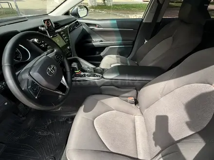 Toyota Camry 2018 года за 10 700 000 тг. в Уральск – фото 9
