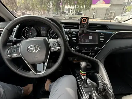 Toyota Camry 2018 года за 10 700 000 тг. в Уральск – фото 11