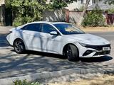 Hyundai Elantra 2023 года за 8 700 000 тг. в Алматы – фото 2