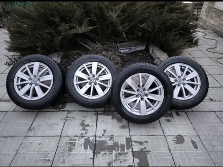 Комплект дисков с зимней и летней резиной на volkswagen polo за 180 000 тг. в Алматы